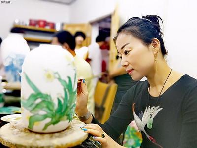 筆墨繪瓷韻 交流促創(chuàng)作——岳塘區(qū)美協(xié)組織文藝家赴醴陵開展“瓷繪”采風創(chuàng)作交流活動